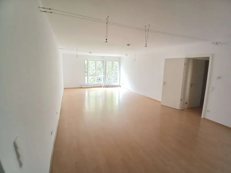 Urbanes Wohnen mit Flair – Helle Wohnung mit Balkon im Herzen der Stadt — photo 1